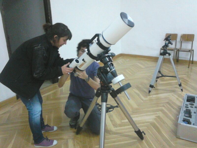 Montar un telescopio no es tarea fácil. Claudia y José nos enseñaron #SueñosArca
